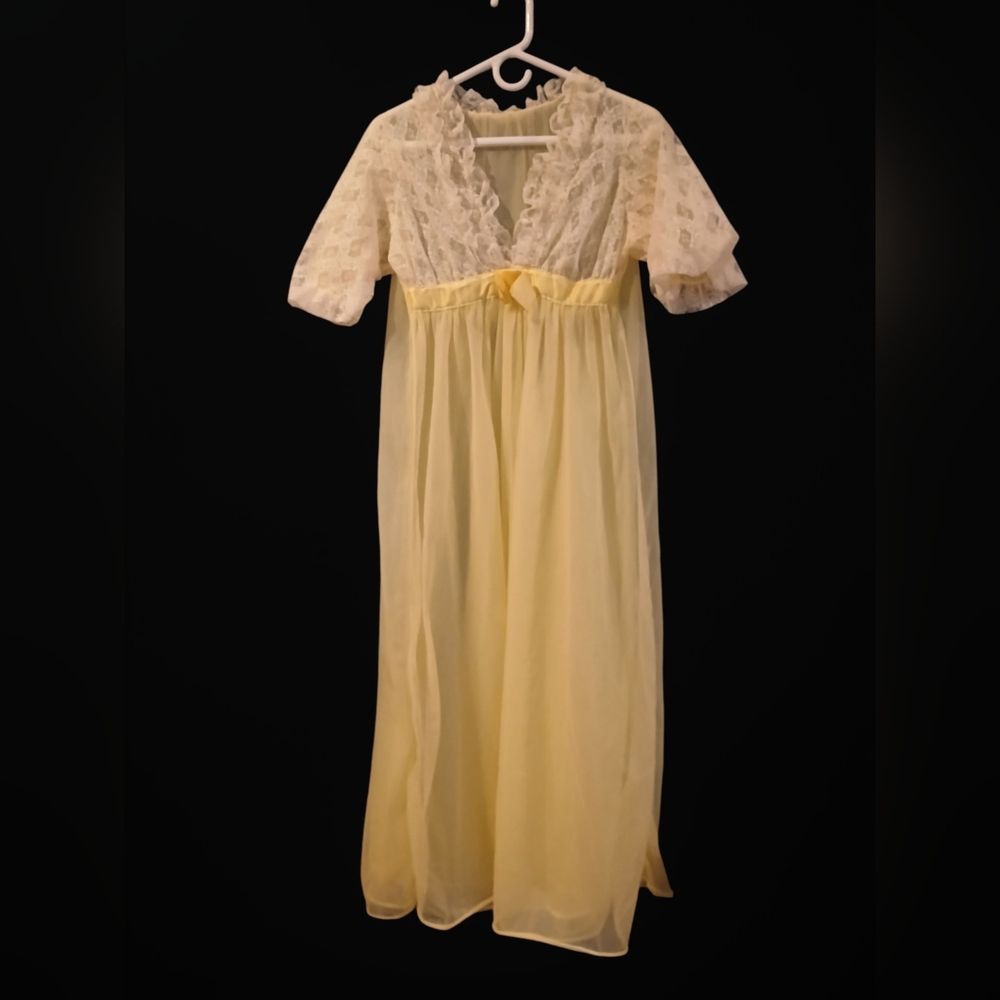 Vintage Peignor Yellow White Ruffle Puff Sleeve Long Maxi Drape Robe Medium